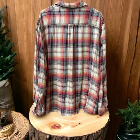 Tommy Bahama soft rayon long sleeve button down. Men’s size XXL - Picture 2 of 3